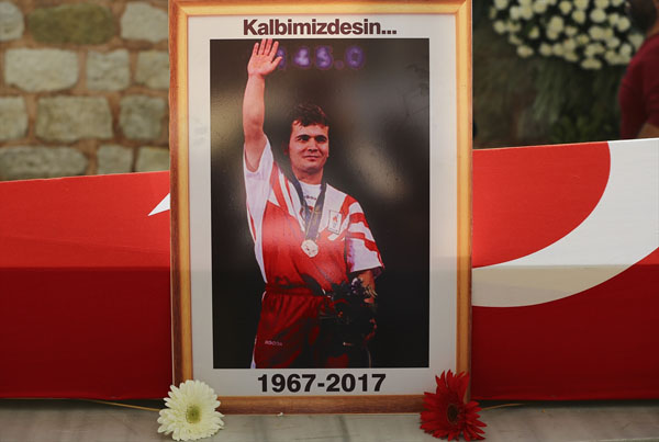 Milli gururumuz Süleymanoğlu, son yolculuğuna uğurlandı