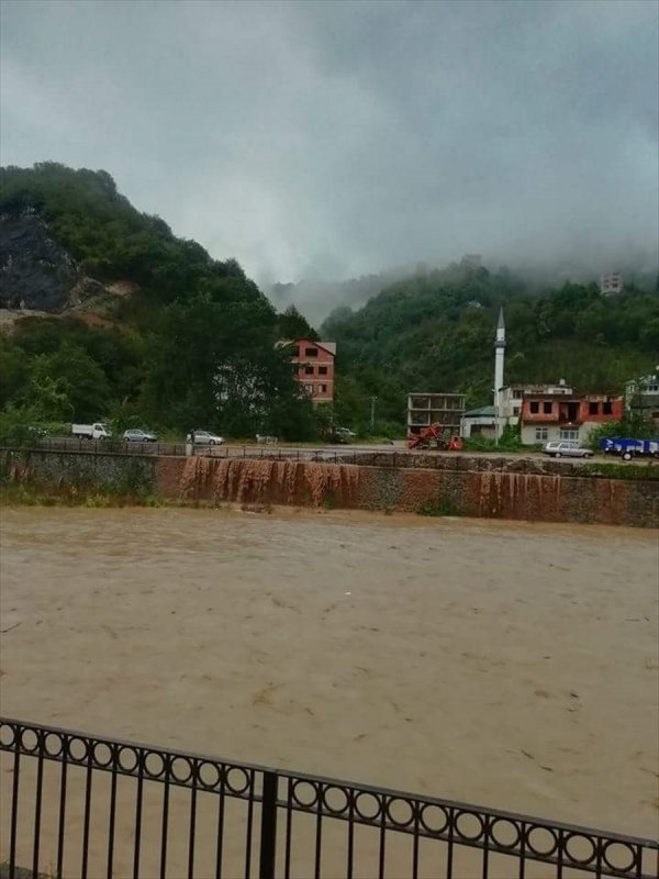 Trabzon'da şiddetli sağanak taşkın ve heyelana yol açtı