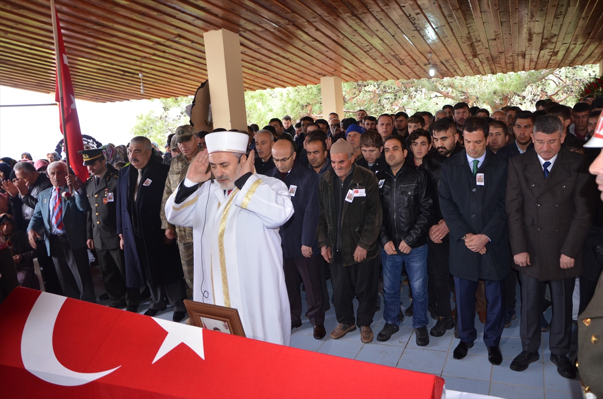 Kayalıklardan düşerek şehit var olan askere veda
