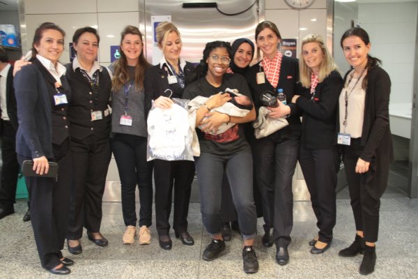 Doğum yapan yolcuya havalimanı personeli sahip çıktı