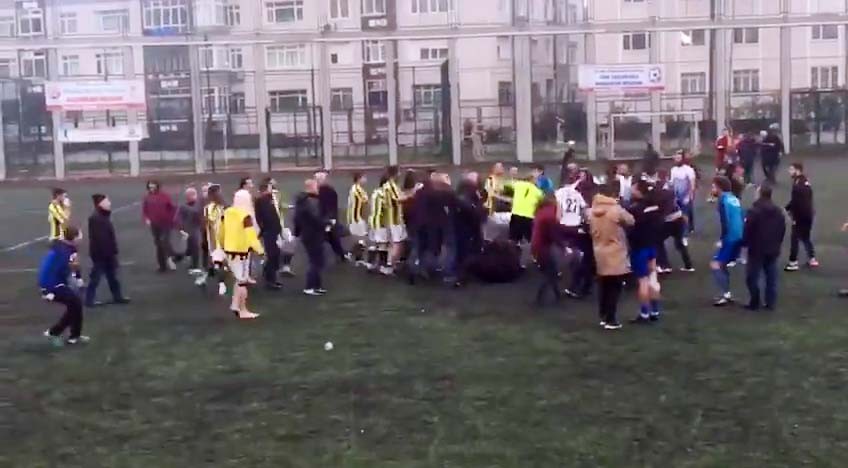 Amatör maç sonrası futbolcular tekme tokat kavga etti