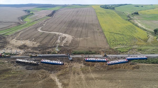 Tren kazasÄ± bÃ¶lgesinde raylar yenileniyor