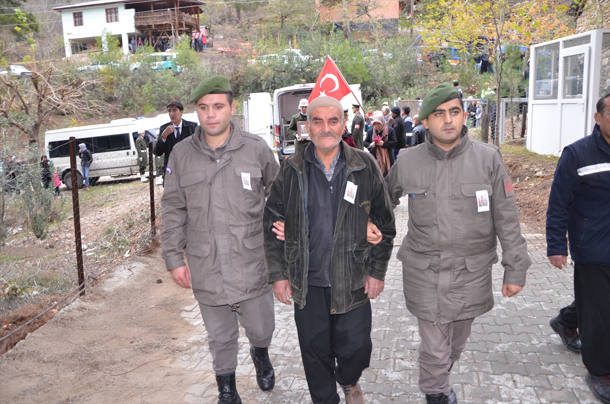 Kayalıklardan düşerek şehit var olan askere veda