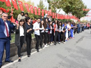 Bir kilometrelik 'kardeşlik halayı'