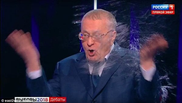 Seçim adayı Sobchak canlı yayında rakibine su attı