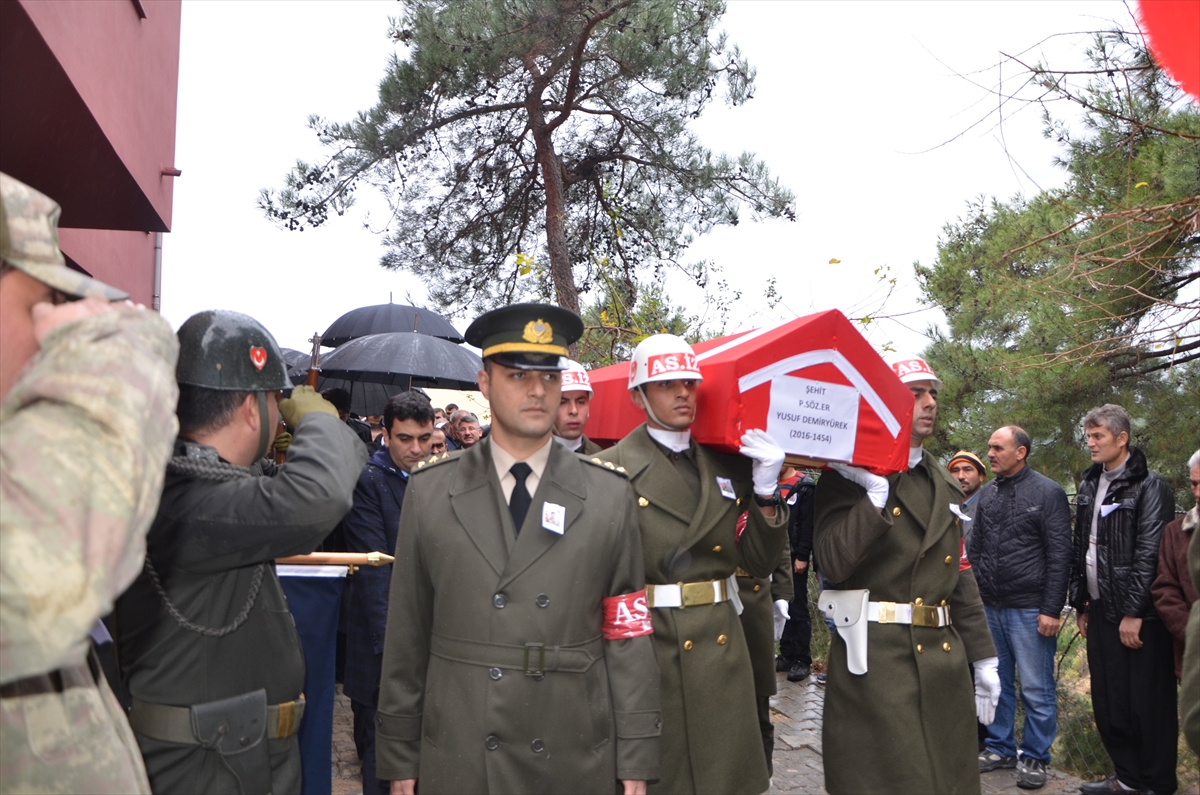 Kayalıklardan düşerek şehit var olan askere veda
