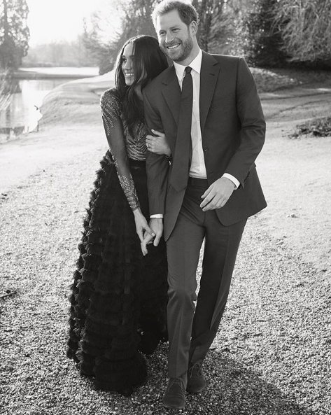 Prens Harry ve Markle nişan fotoğraflarını paylaştı