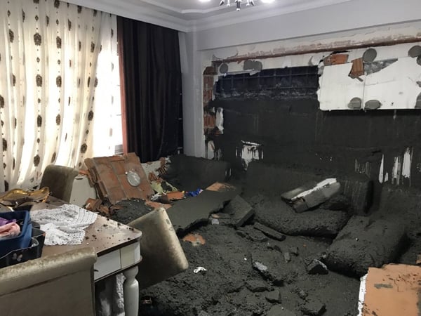 Eyüp Sultan'da duvarı çöken eve yaş beton doldu