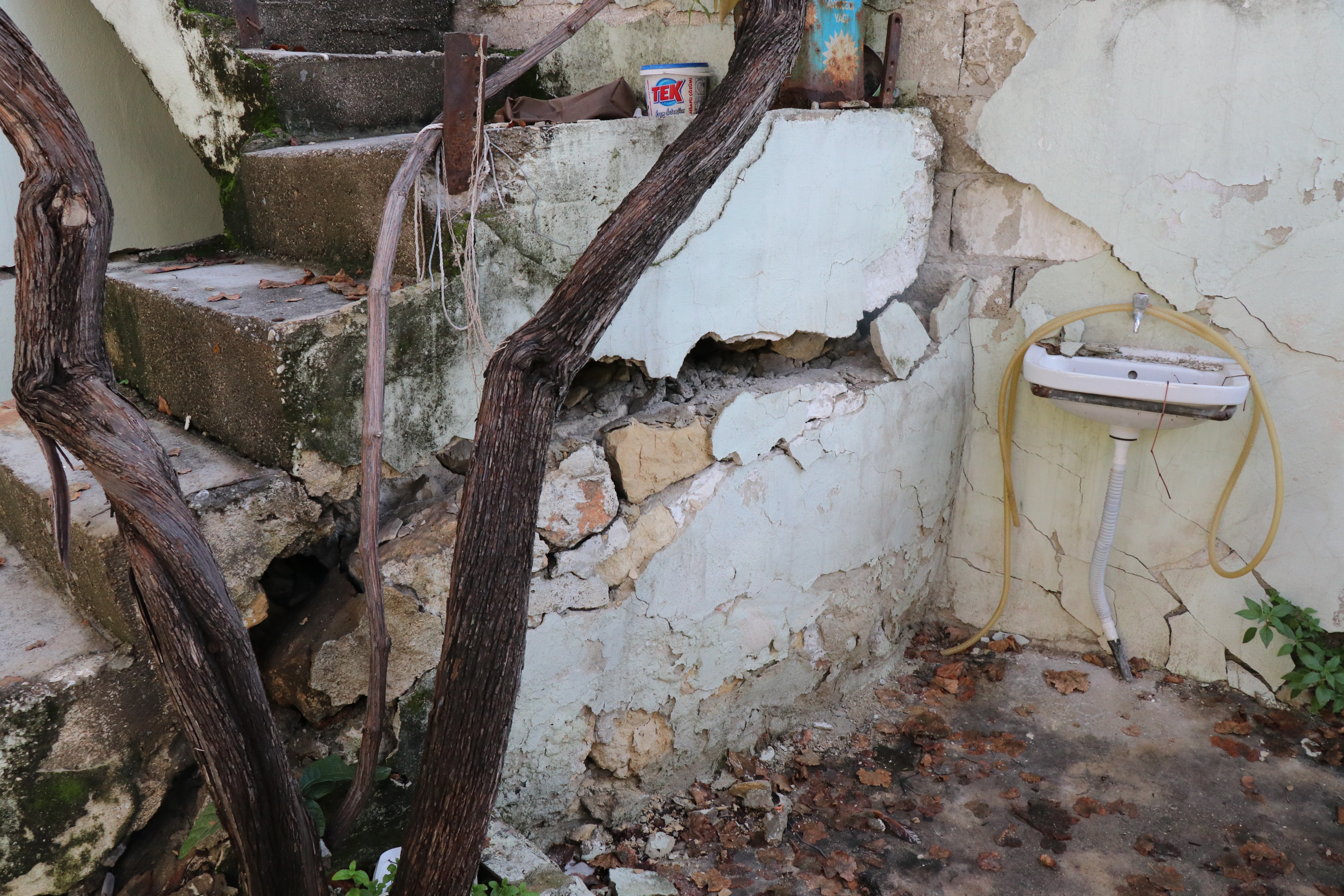 Gizemli kazının yapıldığı mahalledeki diğer evler zarar gördü