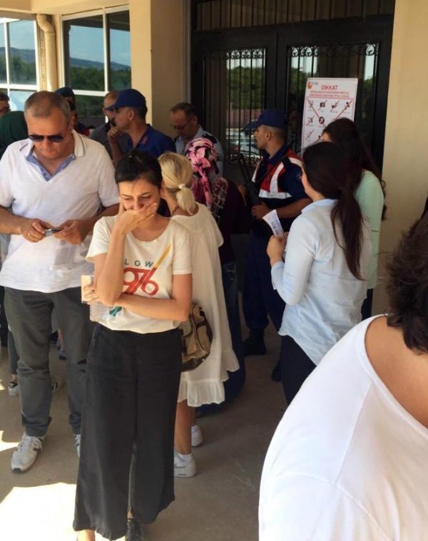 Sınava giremeyen öÄŸrenciler sinir krizi geçirdi
