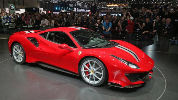 Hayalleri süsleyen yeni Ferrari'nin örtüleri kaldırıldı