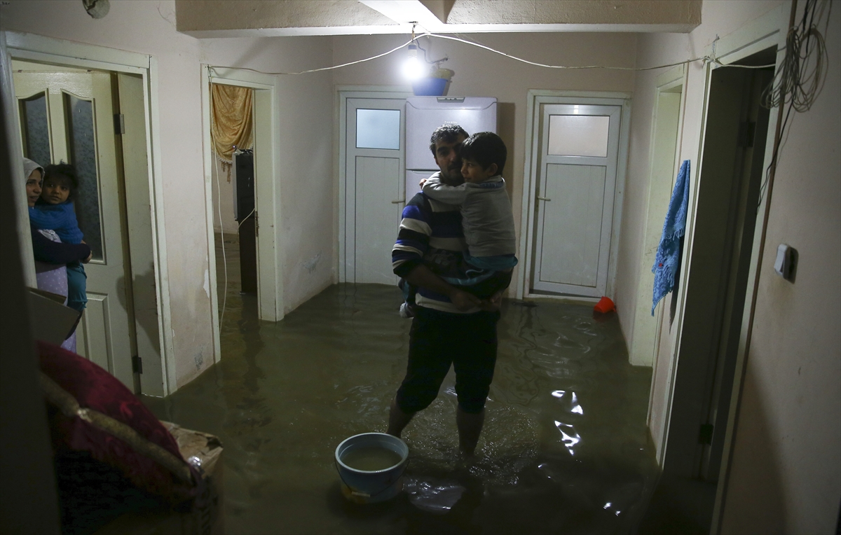İstanbul'da sağanak yağış su baskınlarına neden oldu