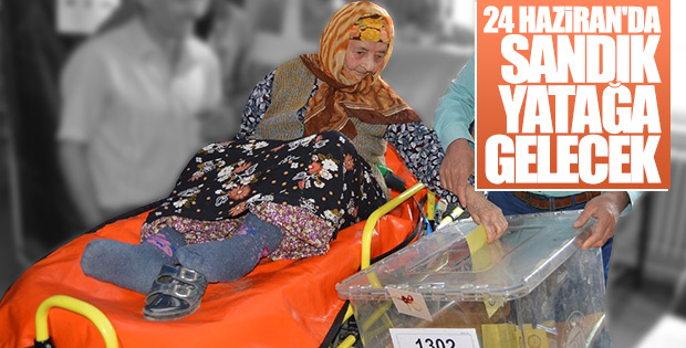 Oy kullanmaya gidemeyenlere seyyar sandık hizmeti
