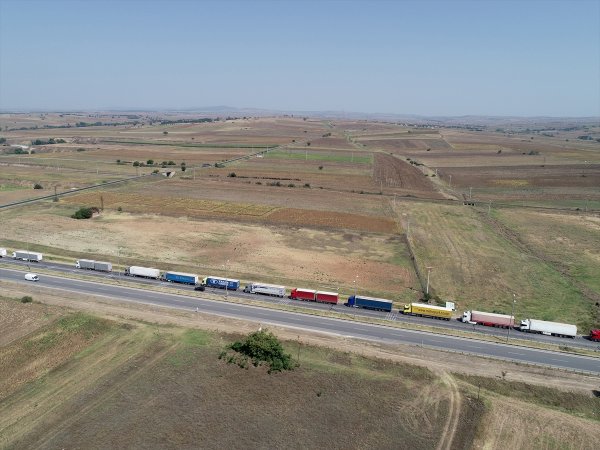 Kapıkule'de tır kuyruğu 14 kilometreye ulaştı