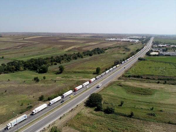 Kapıkule'de tır kuyruğu 14 kilometreye ulaştı