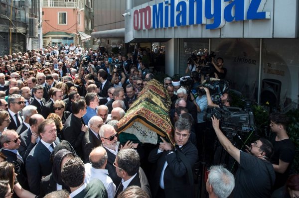 Erdoğan Demirören'in tabutuna Kabe kapısı örtüsü serildi