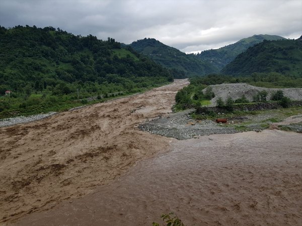 Rizeâde sel sularÄ± zor anlar yaÅattÄ±