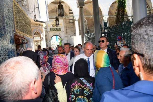 Muharrem İnce Eyüp Sultan Türbesi'ni ziyaret etti