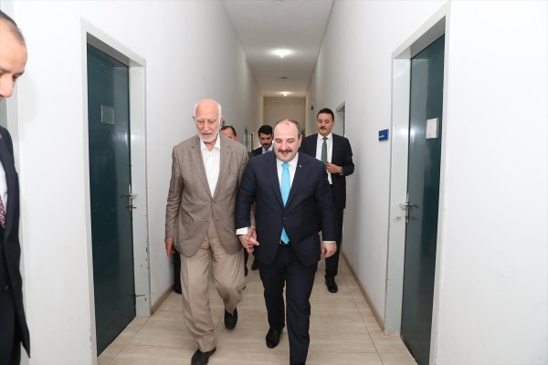 Bakan Varank TÃœBÄ°TAK Uzay'Ä± inceledi
