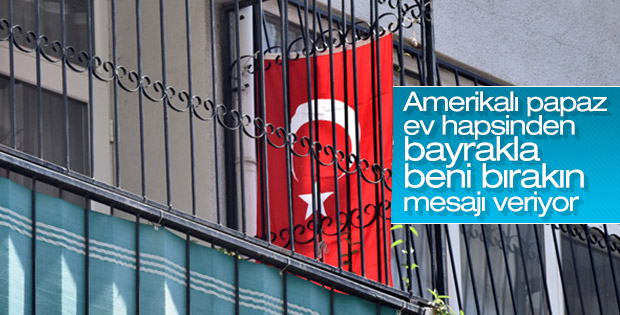 ABD’li rahip Brunson’ın evine Türk bayrağı asıldı
