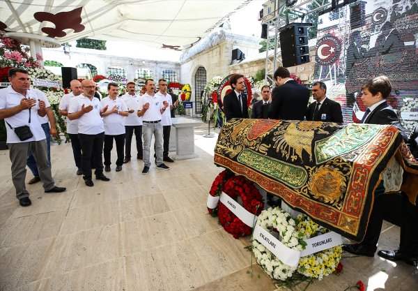 Erdoğan Demirören'in tabutuna Kabe kapısı örtüsü serildi