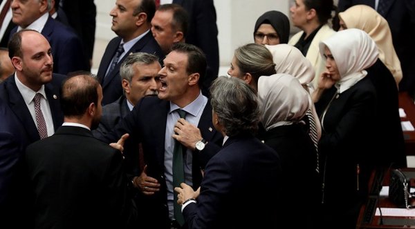 HDP’li Ahmet Şık’a 100 bin liralık dava açıldı