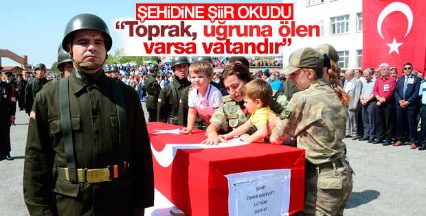 Şehit eşinden tabutun başında duygulandıran şiir