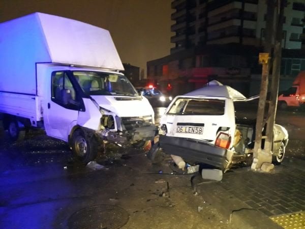 Ankara'da otomobil ile kamyonet çarpıştı: 7 yaralı