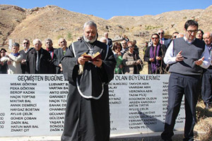 Sivas'ta Ermenilerden atalarının mezarlığında ayin