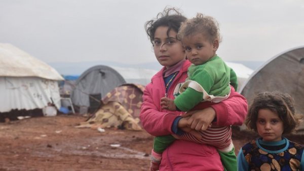 Suriyeliler Esed ve DEAŞ'ın saldırılarından kaçıyor