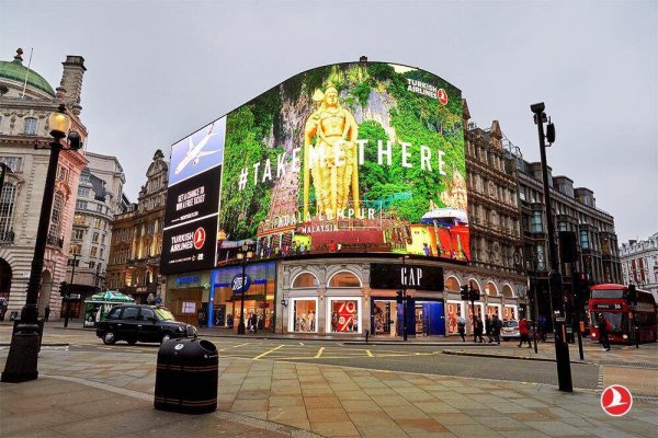 Londra'da Piccadilly Meydanı'nı süyleyen THY reklamı