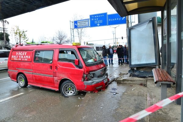 Trabzon'da midibüs durakta bekleyenlere çarptı