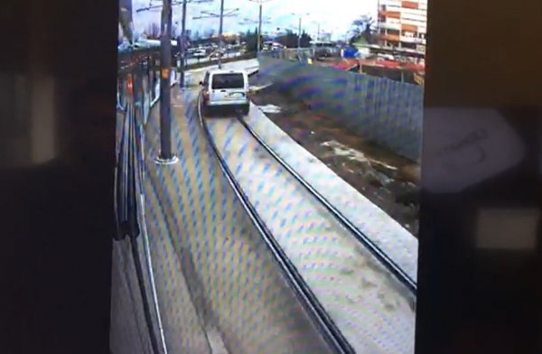 Tramvay yoluna giren araç faciadan son anda kurtuldu