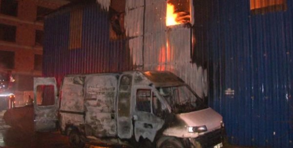 Ümraniye'de önce minibüs ardından depo yandı