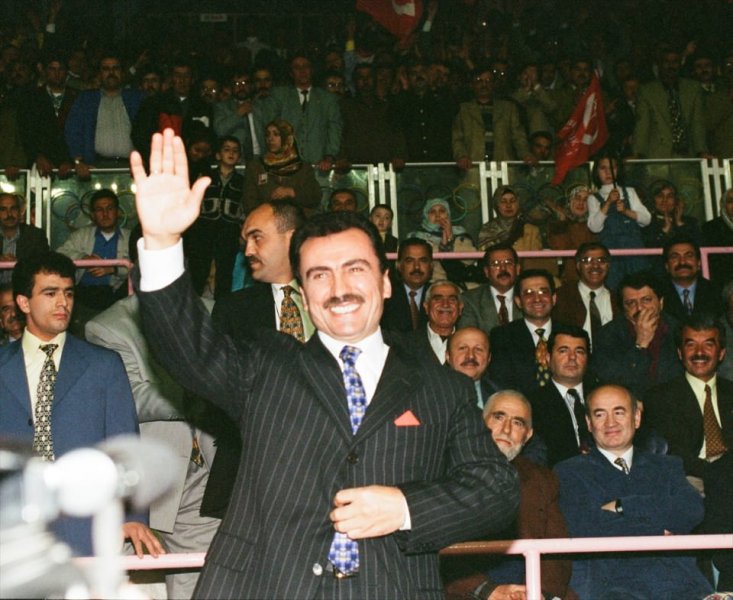BBP Genel Başkanı Muhsin Yazıcıoğlu, 20 Ağustos 1999'da Marmara Bölgesi'nde meydana gelen depremde yaralanan vatandaşları ziyret ederken görülüyor.