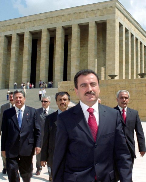 BBP Genel Başkanı Yazıcıoğlu, 28 Temmuz 2003'te yeni başkanlık divan üyeleri ile Anıtkabir'i ziyaret etti.