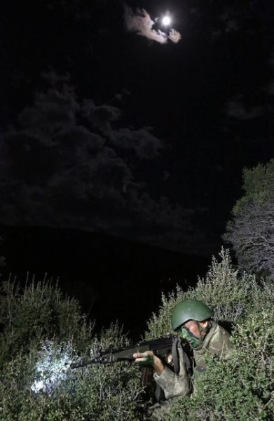 Metrelerce yükseğe halatlarla tırmanıp sarp kayalıklardan saniyeler içinde inen komandolar, intikalin sonunda düşman hattına sızma faaliyeti gerçekleştirdi. Tatbikatın en kritik safhası olarak kabul edilen sızma faaliyetinde gerçek mermi ve patlayıcılar kullanıldı.