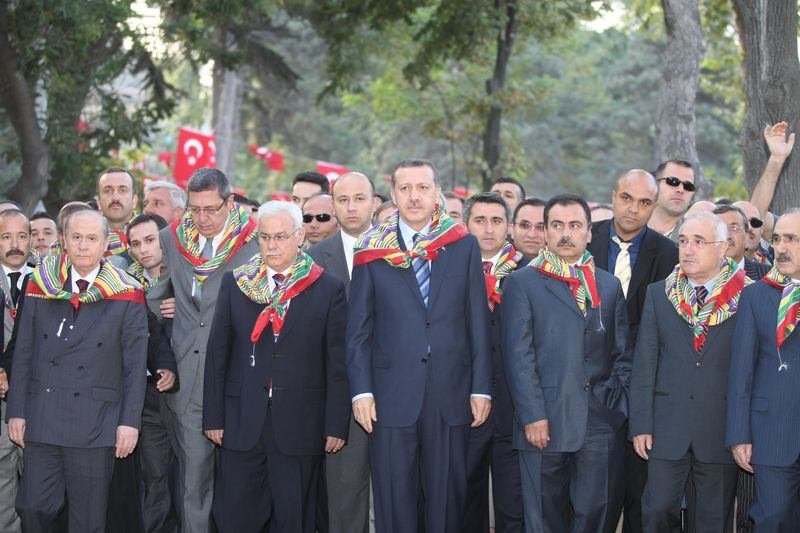 Dönemin Başbakanı Recep Tayyip Erdoğan (sağ 2), BBP Genel Başkanı ve Sivas Milletvekili Muhsin Yazıcıoğlu (sağda), MHP Genel Başkanı Devlet Bahçeli, 9 Eylül 2007'de düzenlenen 726. Ertuğrul Gazi'yi Anma ve Söğüt Şenlikleri'nde düzenlenen kortejde yürürken görülüyor.
