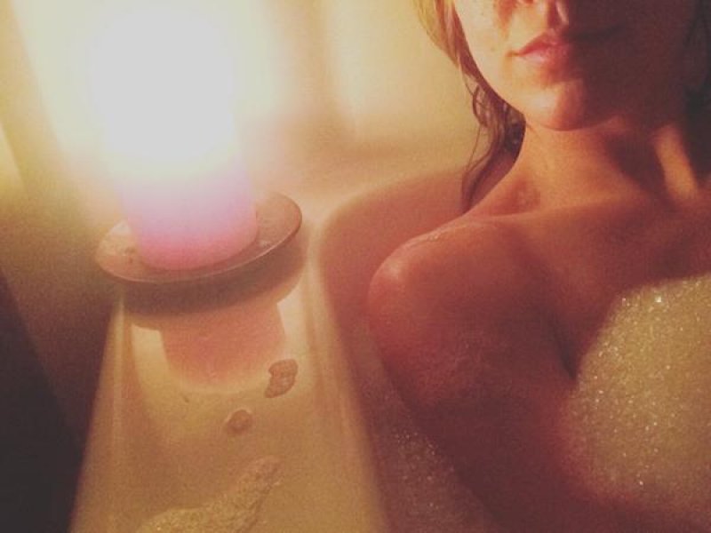 Горячая киска эротичной девчушки в ванной 15 фото эротики