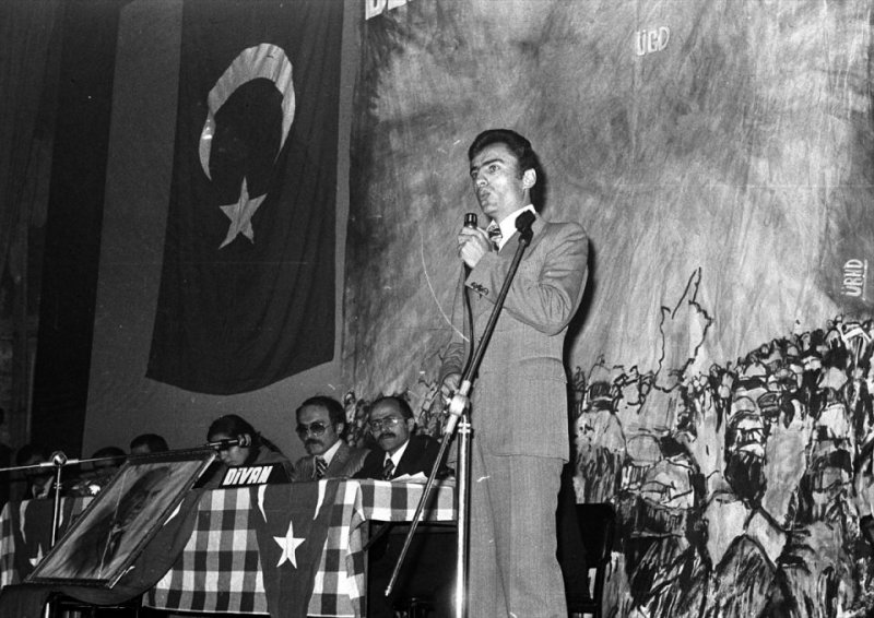 Ülkücü Gençlik Derneği Genel Başkanı Yazıcıoğlu 4 Kasım 1978'de düzenlenen kongrede konuşma yaparken görülüyor.