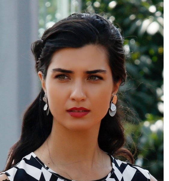 Tuba Büyüküstün dikkatleri üzerine topladı