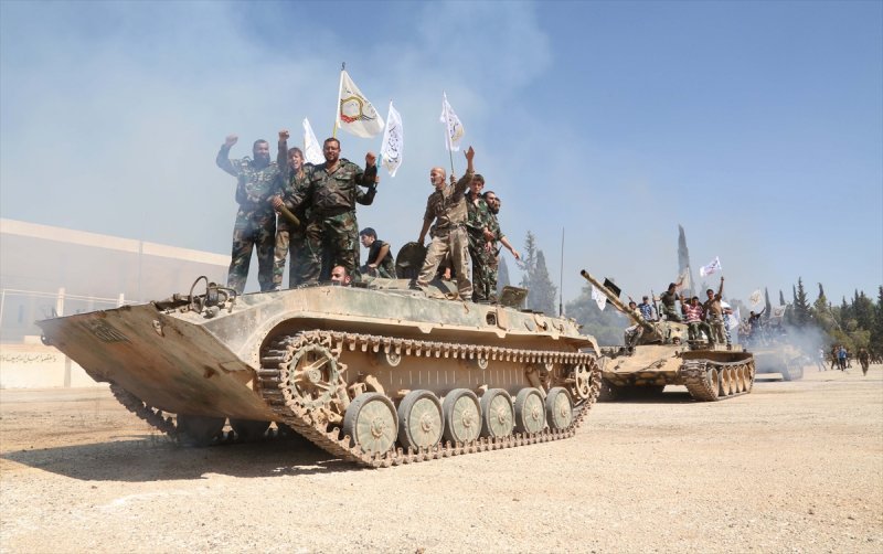 Suriye'de devam eden iç savaşta Halep'in kuzeyini ve merkezinin büyük bir bölümünü kontrol altına alan muhalif gruplardan Tevhid Tugayı ve Fetih Tugayı birleşme kararı aldı. Tevhid Tugayı ve Fetih Tugayı, Piyade Okulu'nda düzenlenen törende, iki grubun siyasi ve askeri anlamda ortak hareket edeceğini açıkladı. Törende iki muhalif grubun askerleri tanklar eşliğinde ortak gösteri yaptı. (Tarih: 13/09/2013)