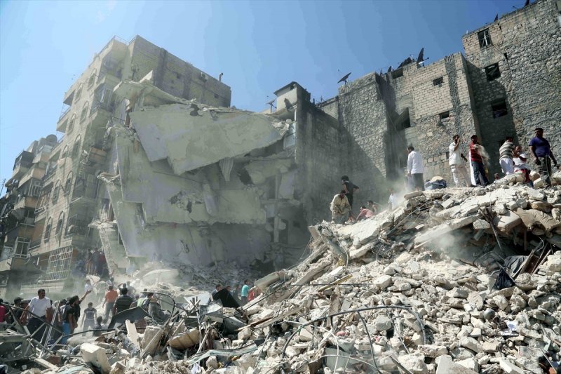 Esad güçlerinin Suriye'nin Halep kentinde düzenlediği hava saldırısında 30 kişi öldü, onlarca kişi yaralandı. Saldırıda 3 bina yıkılırken, enkaz altında kalanlar vatandaşların da yardımıyla çıkarıldı. (Tarih: 16/08/2013)