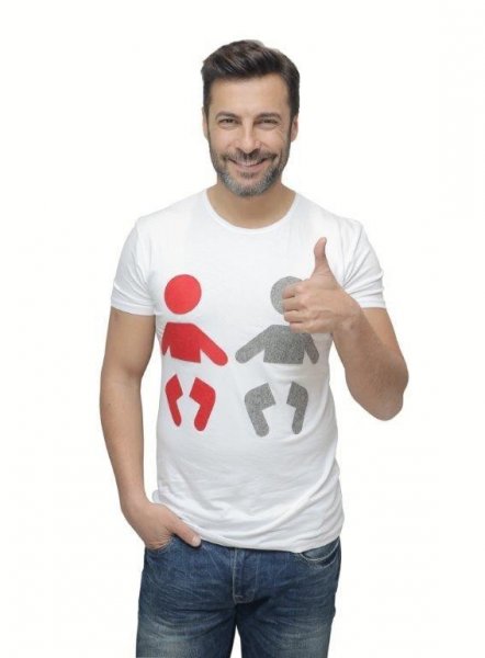 Benim babam da öğretmen, hatta ilk öğretmenim. Sana da okuma yazmayı baban mı öğretti?
- İlk öğretmenim değil ama ilk tokadı ondan yedim diyebilirim. Disiplin dediğimiz şeyi babamdan yediğim ilk fiskeden öğrendim.