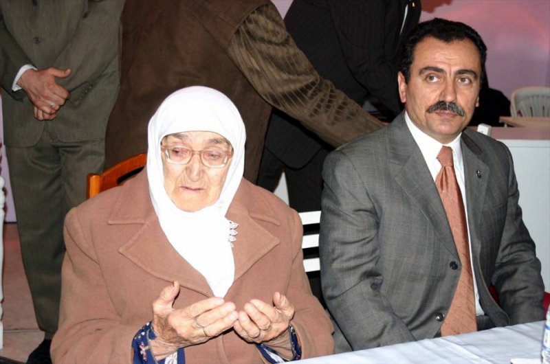 BBP Genel Başkanı Yazıcıoğlu, annesi Fidan Yazıcıoğlu ile 12 Şubat 2006'da Hac farizasını yerine getirmeleri nedeniyle vatandaşlara verdikleri yemekte görülüyor.