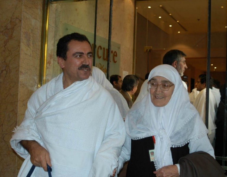 BBP Genel Başkanı Yazıcıoğlu, annesi Fidan Yazıcıoğlu 3 Ocak 2006'da Mekke'ye gelişleri görülüyor.