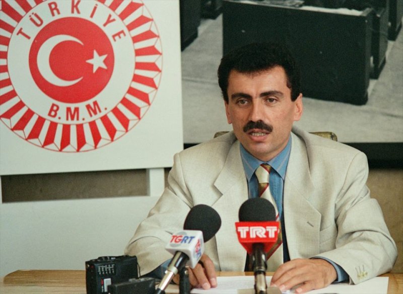 Yazıcıoğlu, 30 Mayıs 1999'da Büyük Birlik Partisi (BBP) 1. Küçük Kurultayı'nda partilileri selamlarken görülüyor...