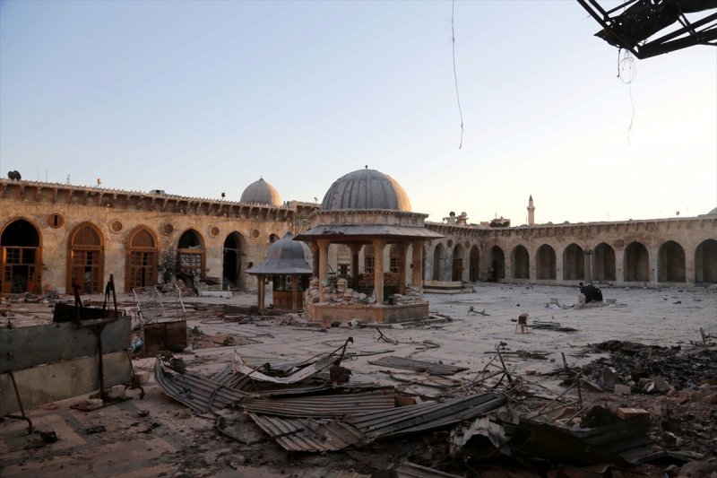 Suriye'ye yönelik müdahale tartışmalarının artması üzerine Halep'te günlerdir devam eden yoğun çatışmalar durma noktasına geldi. Aylardır top ve havan saldırısına maruz kalan Halep'teki Emevi Cami'nin çevresinde iki gündür hakim olan sessizliğin müdahale kararının ardından yeniden bozulabileceği ifade ediliyor. (Tarih: 09/09/2013)