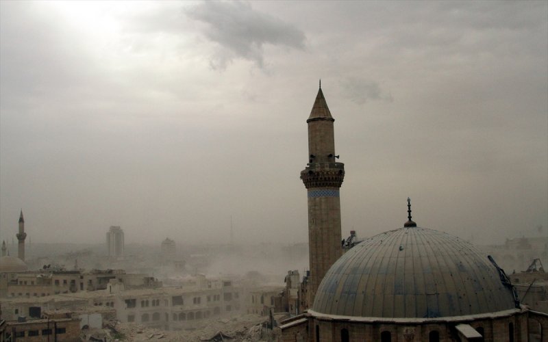 Suriye'nin ikinci büyük kenti Halep'te İslami Cephe'ye bağlı birliklerin, Halep Kalesi yakınındaki Esad güçlerinin karargah olarak kullandığı Carlton oteline düzenlediği bombalı saldırıda, Esad'e bağlı en az 50 askerin öldüğü bildirildi. (Tarih: 08/05/2014)