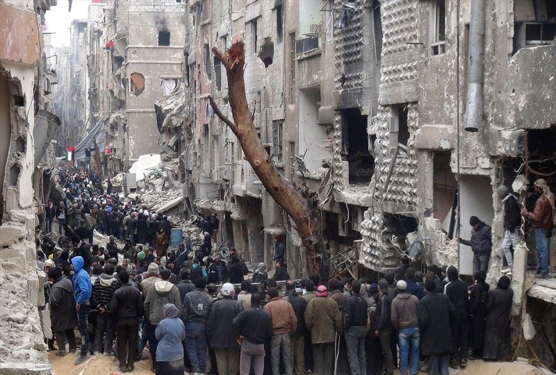 Suriye'nin başkenti Şam'ın güneyinde, Esad rejiminin uzun zamandır abluka altında tuttuğu Yermuk Mülteci Kampı'nda, 800 yardım paketi dağıtıldığı bildirildi. (Tarih: 02/02/2014)